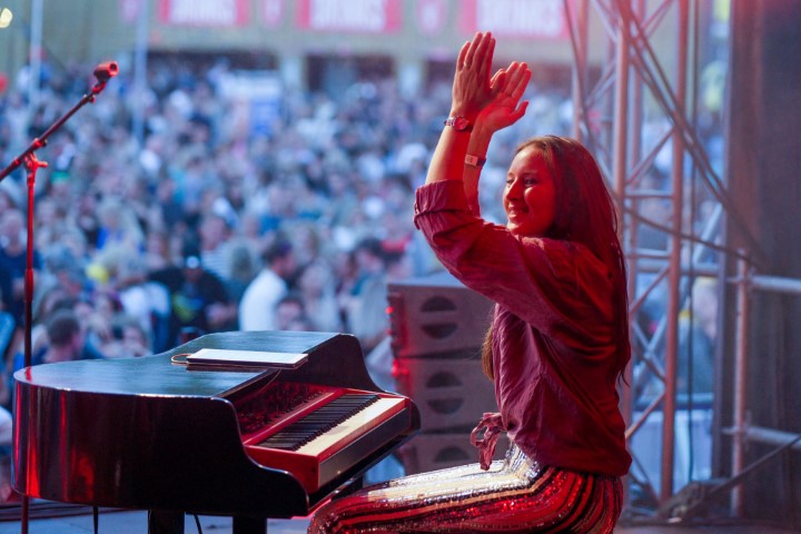 Artiest achter de piano tijdens het Drakenbootfestival
