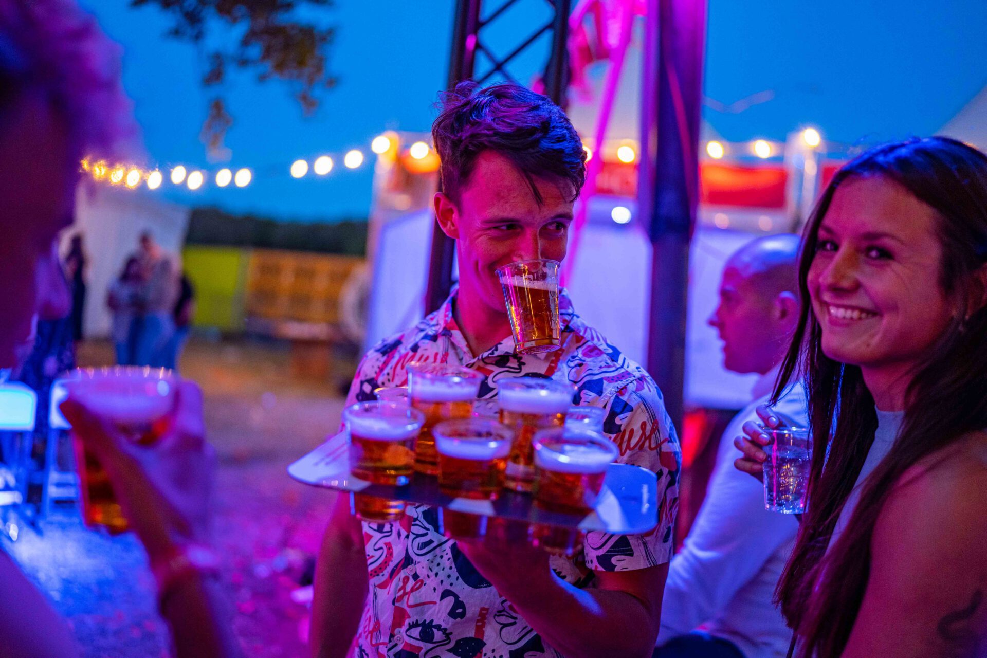 Foto van bezoekers met een treetje bier.