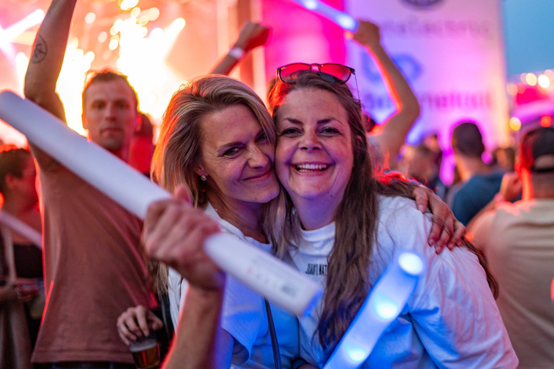 Foto van twee bezoekers van Drakenbootfestival de Kempen