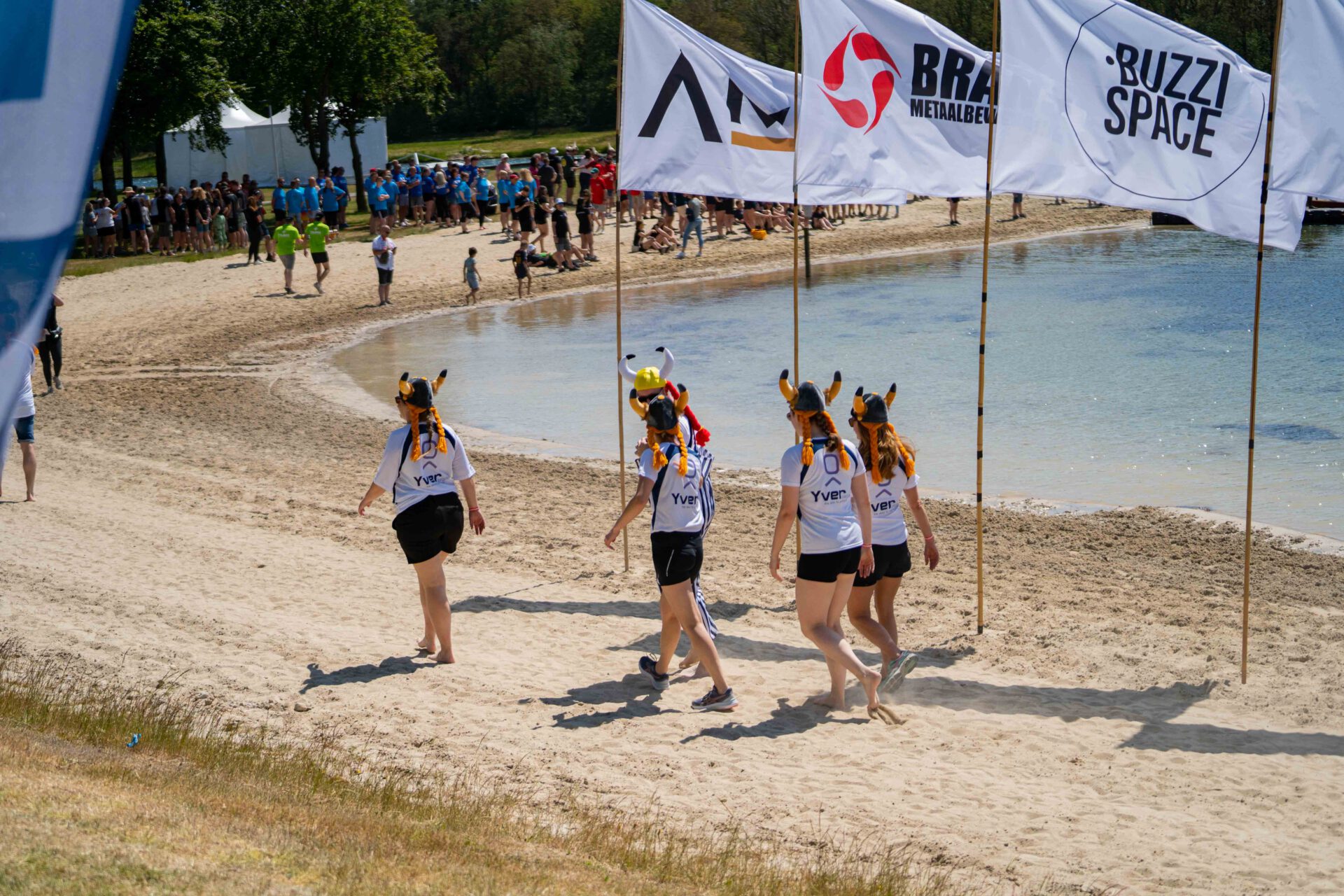foto van deelnemers die over het strand van het E3 lopen.