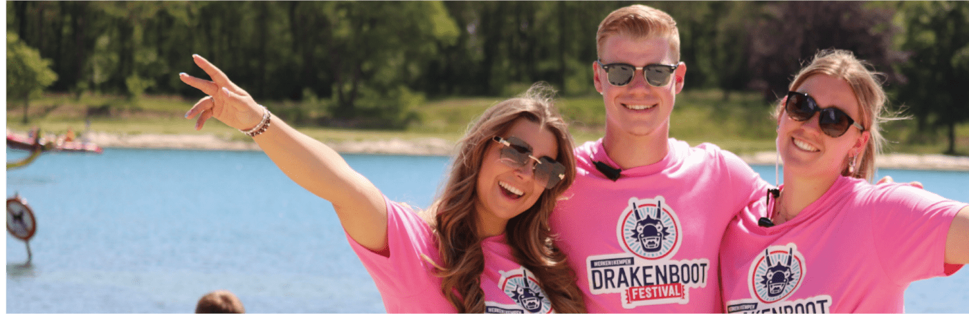 Foto van 3 vrijwilligers voor de plas op het E3 Strand.